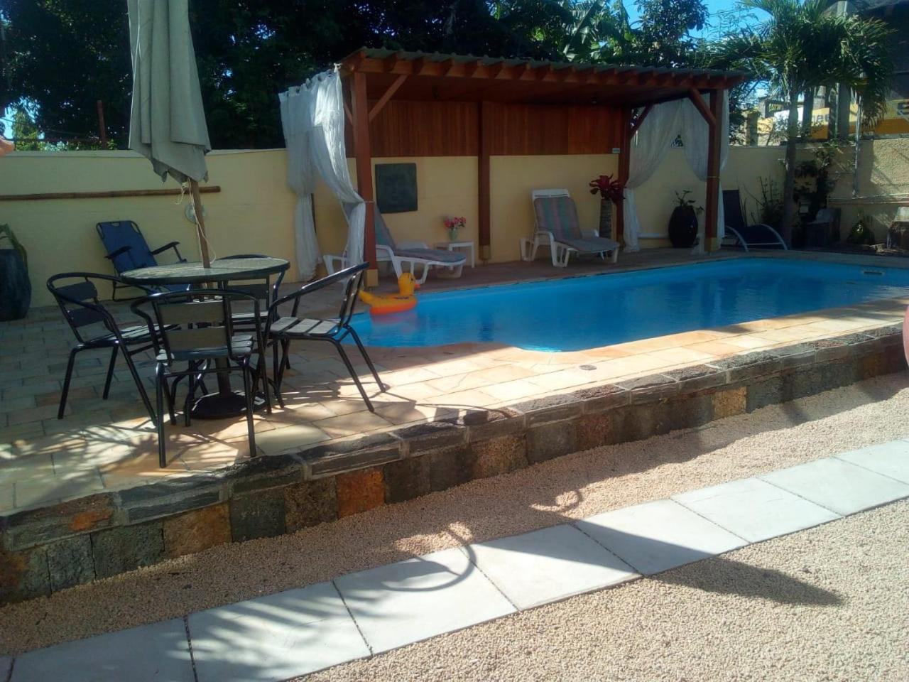 Jolie Villa Santa Avec Piscine Pointe-aux-Piments Bagian luar foto